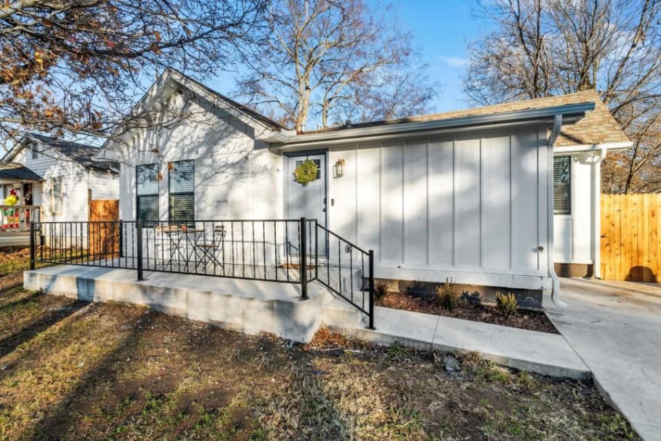 Cozy two bedroom charmer close to Downtown BA & Tulsa